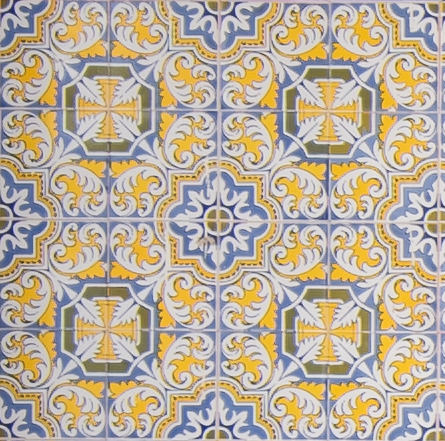 Na composição predominam as formas vegetalistas em amarelo e branco, que estão sobrepostas em fundo azul.