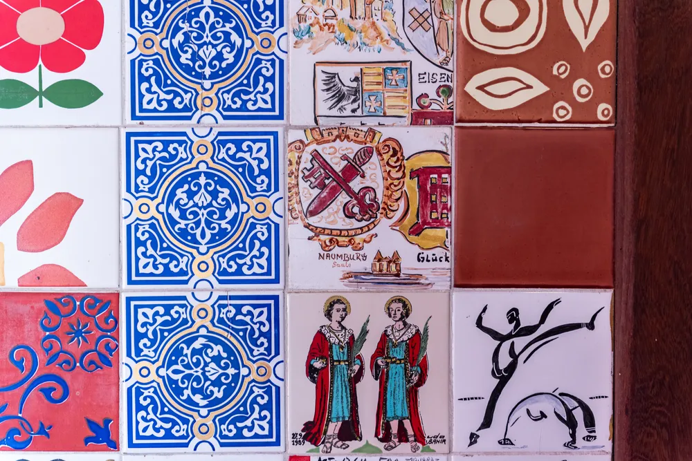 Homenagem vibrante ao legado do ceramista