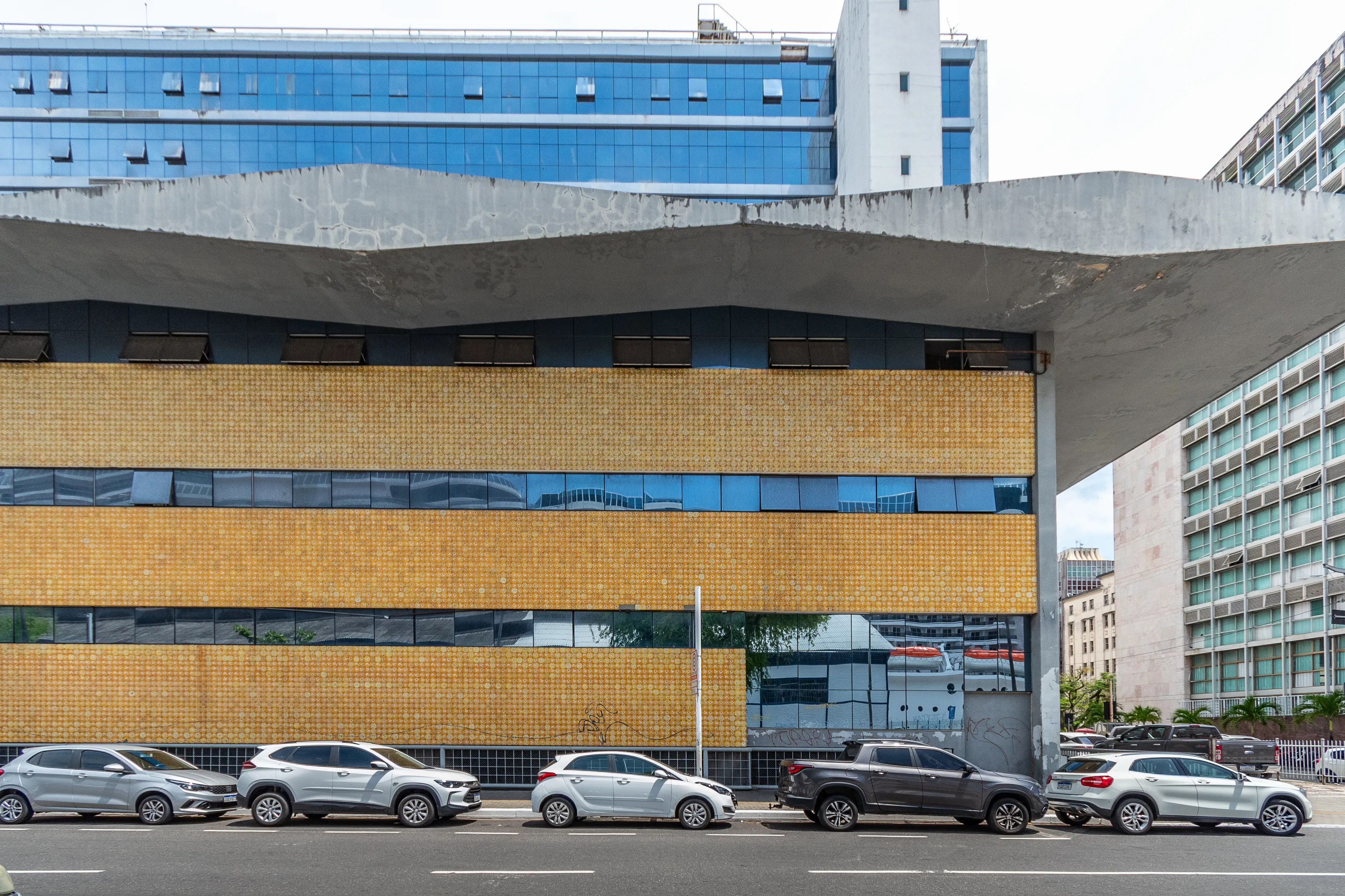 Revestimento azulejar integrado à fachada posterior do antigo Banco do Brasil, realizado em 1968