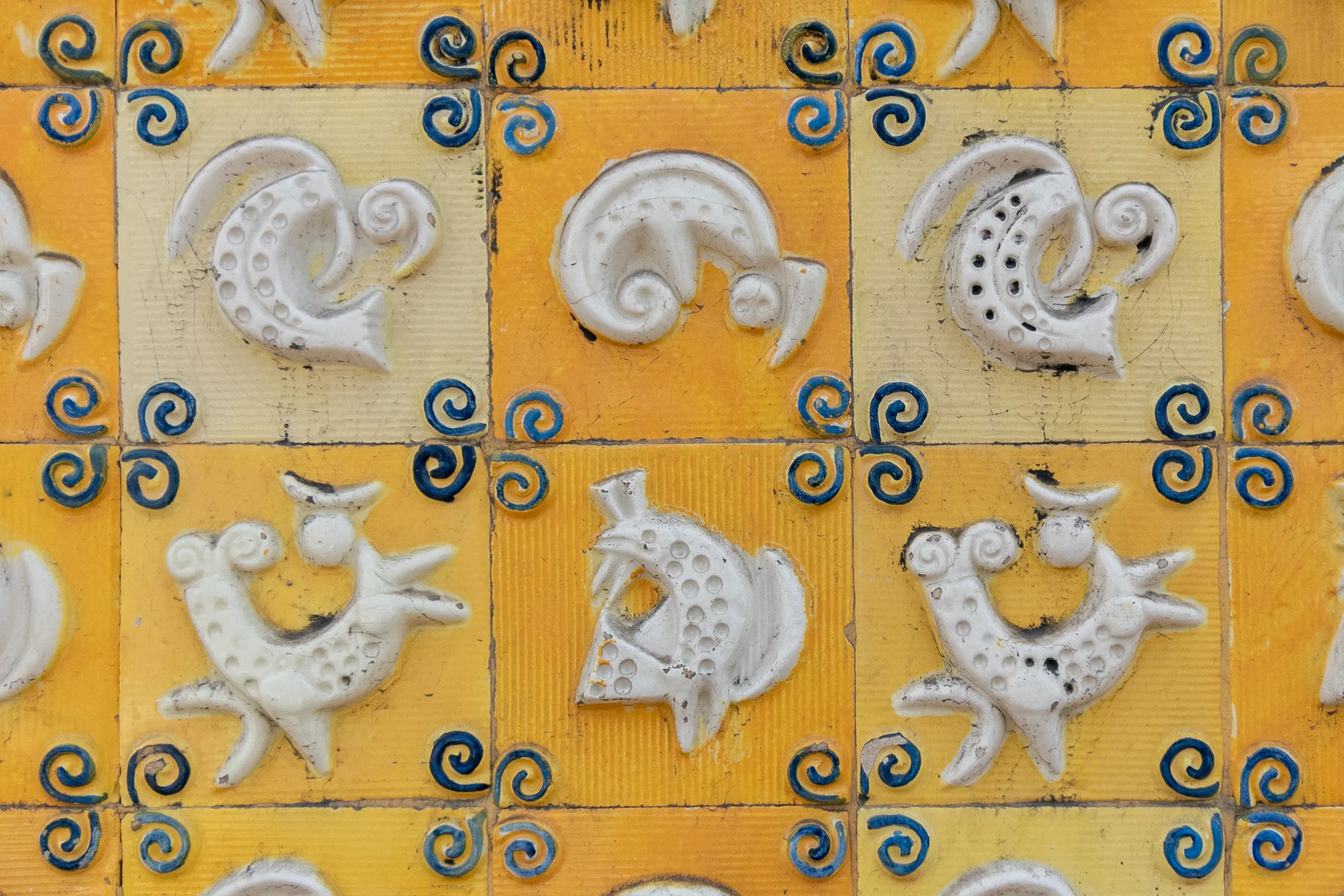 Cada azulejo mede 14 x 14 cm