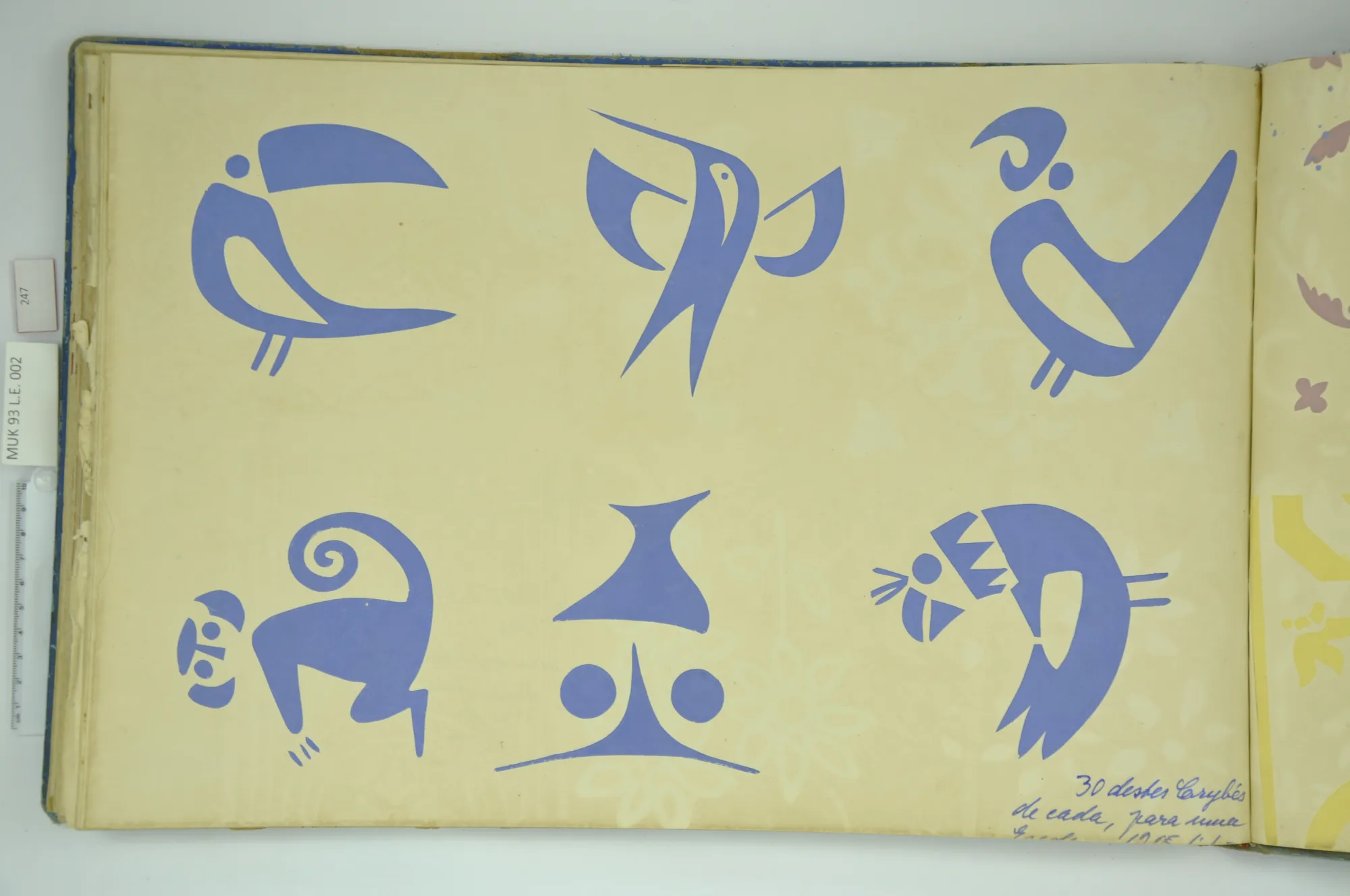 A graça dos animais e frutas nos azulejos