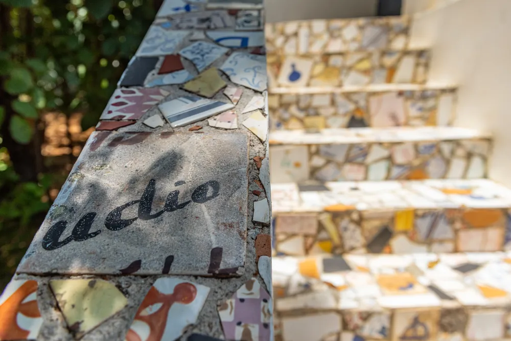 Nos jardins, os fragmentos de azulejos contam a história do Atelier de Cerâmica Udo Knoff